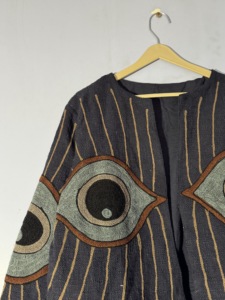 Veste Suzani Evil Eye – Manteau en tissu TNT fait main – Veste ouverte brodée style bohème avec motifs yeux - Product Image 2