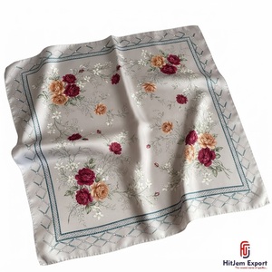 Écharpe carrée légère de qualité supérieure imprimée pour femmes, tissu doux et confortable, fabricant OEM ODM, produits textiles personnalisés Maurice - Product Image 6