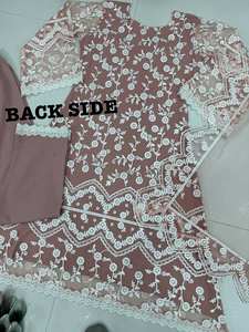 Conjunto de traje étnico completamente cosido con top de crepé natural pesado con bordado y adornos de moti, salwar farsi y dupatta de seda. - Product Image 4