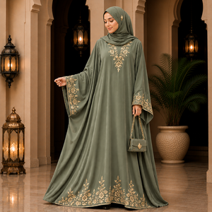 Broderie florale délicate en or sur le col, les manches et la basse de la robe. Hijab élégant assorti inclus avec une broche discrète. Modeste. - Product Image 6