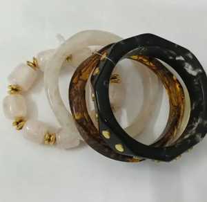 SAMI HANDICRAFTS Ensemble de bracelets manchette larges en résine acrylique marbrée rose et orange, avec clous dorés en forme de boule, bijoux vintage, cadeau - Product Image 2