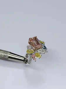 Bague de cocktail de luxe multicolore saphir et diamant Toi et Moi, avec Morganite rose taille émeraude, Topaze bleue et grappe de diamants jaunes en forme de poire - Product Image 3