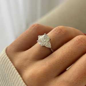 Bague de fiançailles à trois pierres en diamant de laboratoire allongé de 3 carats, or blanc 14 carats, taille trillons, certifiée IGI - Product Image 4