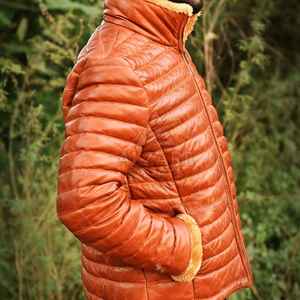 Chaqueta de cuero de lujo con relleno térmico, acabado suave y un estilo moderno y elegante. - Product Image 3