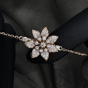 Bracelet Fleur de Lotus en Diamant, Bijou Floral en Or Rose 18 carats, Bracelet Délicat en Diamant Taille Ronde - Product Image 1