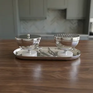 Ensemble de brûleurs d'encens luxueux en argent, surélevés par des bases élégantes en résine, accompagnés de couvercles en maille et d'une pince de service sur un plateau assorti. - Product Image 6