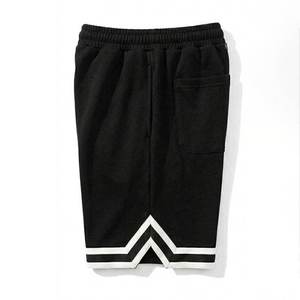 Shorts de sport décontractés pour hommes, noirs, couleur unie, avec cordon de serrage et bandes latérales blanches, respirants, taille mi-haute - Product Image 3