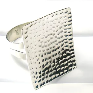Anillo de Plata de Ley 925 con Acabado Martillado, Hecho a Mano, Diseño Geométrico Contemporáneo, Joyería Artesanal para Mujer - Product Image 1