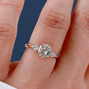 Anillo de Compromiso con Diamante Cultivado en Laboratorio de 1.20CT, Certificado IGI, VS1 F, Corte Hexagonal, Chapado en Oro de 14K y Rodio, Anillo Clásico para Mujer - Product Image 3