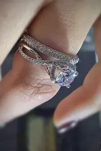 Anillo de Compromiso y Boda de Lujo con Moissanita Vintage, Plata de Ley 925, Chapado en Oro, Diseño Infinito Trenzado con Pavé para Mujer - Product Image 2