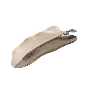 Plat de service classique en aluminium en forme de feuille pour une mise en scène de table traditionnelle, ajoutant un charme intemporel et une touche artistique de la métallurgie. - Product Image 4