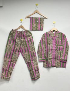 Ensemble pyjama 3 pièces pour femme, imprimé tigre rose et vert, écologique, de qualité supérieure, tenue de nuit et de détente, avec pochette assortie - Product Image 1