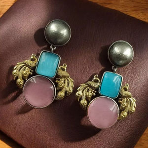 ต่างหูทองเหลืองสตูดิโอแฟชั่นหรูหรา OM ต่างหูชุบเงินน้ำหนักเบาอเนกประสงค์อินเดียแบบดั้งเดิมแขวนออกซิไดซ์ - Product Image 5