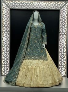 Traje Sharara de Seda Viscosa Premium en Color Ciruela con Bordado Dorado Detallado, Elegante Falda Escalonada y Dupatta con Bordes Étnicos - Product Image 5
