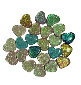 Prix de gros Coeur synthétique artificiel de pierre précieuse pour la fabrication de bijoux Coeur synthétique incroyable disponible à la vente - Product Image 1