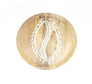 Assiette de table ronde avec motif botanique gravé blanc, texture bois, pour service décoratif - Product Image 1