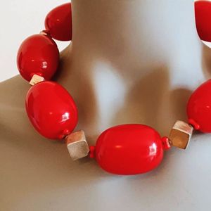 Collier en résine et bois à finition naturelle rustique, accessoire de mode - Product Image 3
