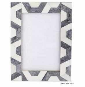 Cadre photo en os blanc d'inspiration classique, décoratif pour table ou mur, avec bordure irrégulière ondulée et festonnée en forme de coquille - Product Image 2