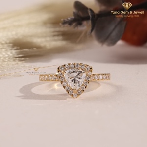 แหวนรูปทรงสามเหลี่ยมสวยงามสำหรับผู้หญิง น้ำหนัก 1.00 กะรัต ทองคำแท้ 14K เพชร CVD ผลิตในห้องปฏิบัติการ รับรองโดย IGI สี E ความสะอาด VVS2 - Product Image 1