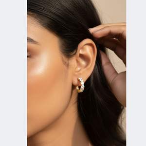 Pendientes de aro abiertos con diamantes redondos de talla brillante de 1.05 CTW, engastados en punta compartida, en oro macizo. - Product Image 6