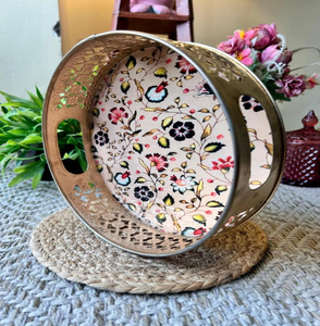 Pot à crème avec décorations artisanales représentant des paysages et des animaux sur métal pichwai, couvercle à bouton en cristal, disponible à prix de gros. - Product Image 3