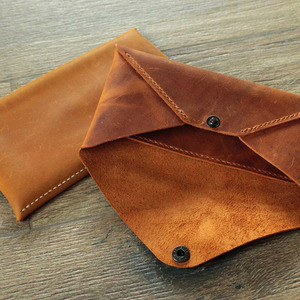 Organisateur d'enveloppes en cuir véritable de qualité supérieure, conçu pour les enveloppes de trésorerie, la gestion budgétaire, les reçus, les cartes et les voyages, en vente. - Product Image 2