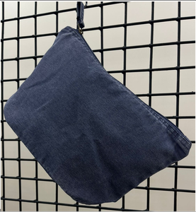 Pochette en tissu recyclé conçue pour le rangement quotidien en voyage, pour les accessoires de maquillage, les petits objets et un transport facile, avec une construction durable - Product Image 1