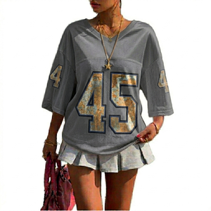 Camiseta de malla extragrande para niñas con logo personalizado, transpirable, cuello en V, estilo hip hop, con estampado de camuflaje y número 23 - Product Image 1