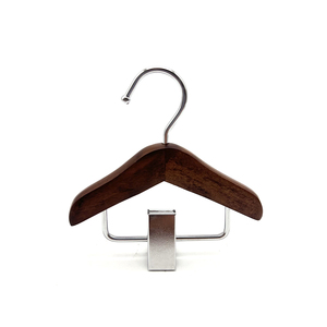 Mini cintres modernes en bois avec crochet et pince métalliques, logo personnalisé, durables pour les magasins de vêtements et l'usage domestique - Product Image 3