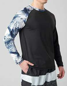 เสื้อรัดรูปแขนยาวสำหรับผู้ชาย ลายใบปาล์มเขตร้อน สีดำ สีน้ำเงินกรมท่า สำหรับออกกำลังกาย เล่นกีฬา ว่ายน้ำ - Product Image 1