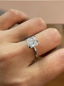 Bague de fiançailles élégante en or blanc 14 carats avec diamant solitaire de laboratoire de 2 carats, taille coussin, couleur E, pureté VVS2, certifié IGI, pour femme - Product Image 5