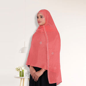 Voile islamique en mousseline transparente avec accents de cristaux étincelants, léger, coupe-vent, élégant, modeste, uni, pour la prière et le quotidien - Product Image 4