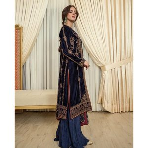 Kurta en velours attrayant avec broderie zari, avec dupatta bleu marine, lungi pour femmes, fabriqué en Inde - Product Image 1