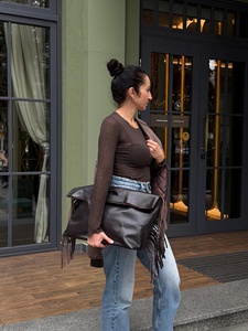 Elegante Bolso Clutch de Cuero Marrón con Flecos – Pieza de Diseño Estilosa para Uso Diario y de Viaje - Product Image 3