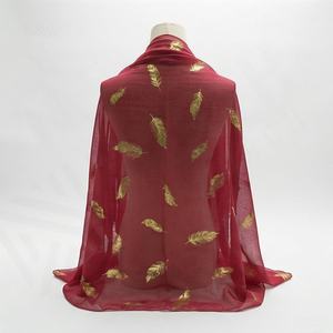 ผ้าคลุมไหล่ลายขนนกขายดี ผ้าฮิญาบคุณภาพสูง สีพื้นแบบกำหนดเอง ผ้าพันคอชายหาดสำหรับผู้หญิง เนื้อผ้านุ่ม ระบายอากาศได้ดี แฟชั่นระดับพรีเมียม - Product Image 2