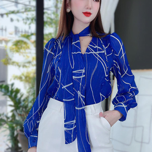 Blusa al por mayor para mujer con estampado artístico de líneas, cuello con lazo y mangas largas, ideal para boutiques de moda y conjuntos de trabajo de primavera. - Product Image 1