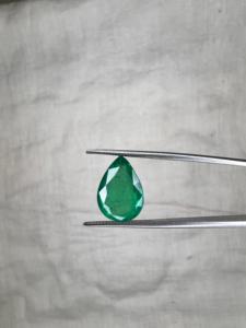 Émeraude naturelle zambienne de 4,57 carats, forme poire, vert profond intense, pierre précieuse de luxe, pierre brute pour haute joaillerie et collectionneurs - Product Image 1