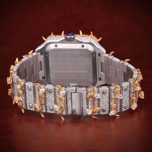 Montre-bracelet de luxe carrée sertie de diamants, avec lunette dorée ornée de motifs, cadran à chiffres romains, affichage de la date et bracelet luxueux serti de diamants. - Product Image 5