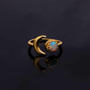 Anillo Celestial de Ópalo Etíope Natural con Forma de Luna Creciente - Anillo Ajustable Hecho a Mano - Joyería Chapada en Oro que No se Deslustra - Product Image 4