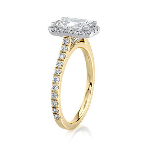 Bague de fiançailles en or massif 14 carats plaqué rhodium avec halo de diamants de laboratoire taille émeraude 2,15 CTW et pavé, certifiée IGI - Product Image 5