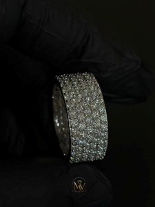 Bague de luxe plaquée or 14 carats avec diamant de laboratoire taille baguette VVS1 et trois pierres latérales en moissanite, certifiée GRA, vente en gros pour mariages - Product Image 4