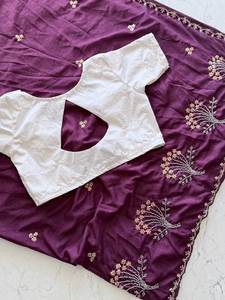 Nuevo lanzamiento de Año Nuevo: Saree de textura crujiente con diseño de detalles hechos a mano, borde festoneado y blusa de diseñador con bordado en contraste. - Product Image 2