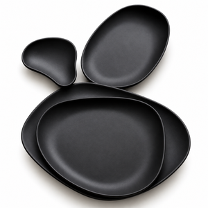 Ensemble de trois assiettes noires organiques, finition mate, assiettes irrégulières, vaisselle sculpturale pour une table chic |   Assiettes Premium - Product Image 1