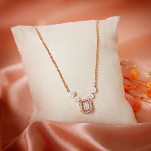 สร้อยคอจี้เพชรทรงมรกตสีโรสโกลด์14K หรูหราเครื่องประดับเรียบง่ายสำหรับเป็นของขวัญครบรอบผู้หญิง - Product Image 1