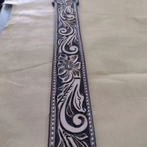 Ceinture en cuir pleine fleur véritable, ornée de fleurs perlées et de motifs faits à la main, style western, pour homme et femme, avec boucle en alliage de zinc bleue et perles cousues. - Product Image 4