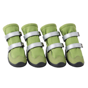 Bottes pour chien en tissu extensible camouflage vert, imperméables, avec semelle antidérapante durable pour la randonnée, la marche sur sol mouillé et par temps froid - Product Image 5