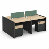 Poste de travail de bureau commercial moderne pour quatre personnes avec dessus en bois clair, panneaux de séparation verts et tiroirs de rangement pour dossiers