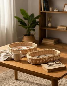 Plateau ovale en rotin floral, parfait pour la mise en scène esthétique de la table, les coins café et les espaces repas, provenant d'Inde. - Product Image 6