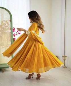 Robe de soirée RICH LOOK à broderie fantaisie effet arc-en-ciel et sequins, avec bas de robe et dupatta, pour tenue festive, prix de gros, ethnique, jaune, séchage rapide - Product Image 2