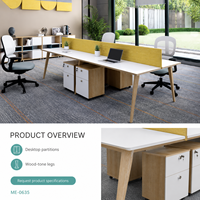Banc de travail de bureau moderne pour 4 personnes avec dessus blanc, écran de confidentialité jaune, pieds couleur bois et rangement sous le bureau